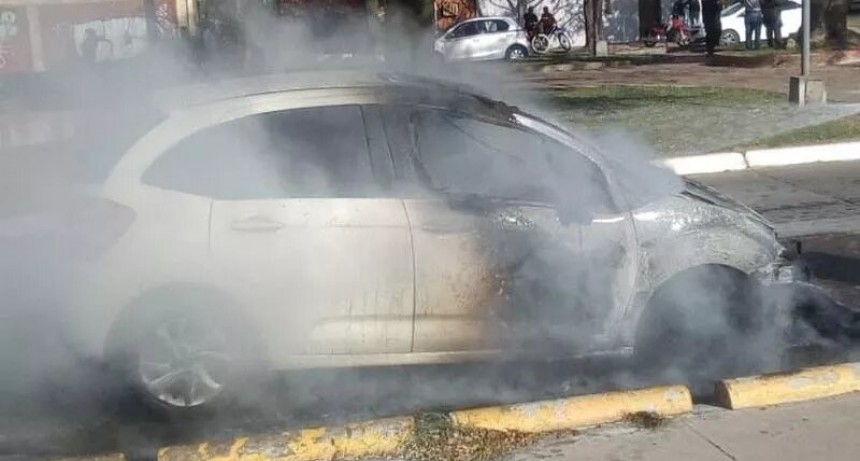 Automóvil en llamas a plena tarde