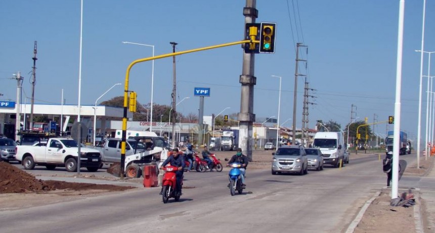 Crecen las quejas por dificultades para transitar por la rotonda de Alvear y ruta 11 
