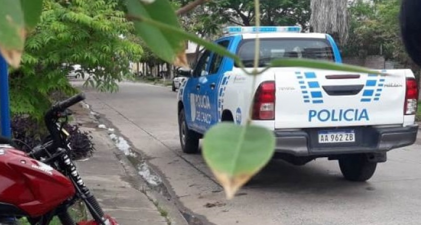 Motochorros asaltaron a una policía y amenazaron con herir a su hija de dos años