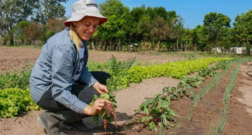 Joven agricultora entusiasma y revaloriza el trabajo en el campo