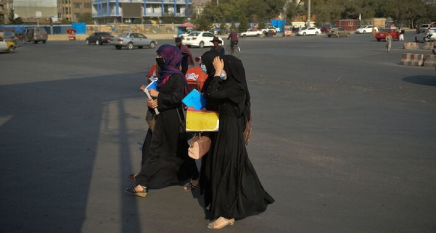 Varias provincias de Afganistán prohibieron a los hombres afeitarse y a las mujeres usar smartphones