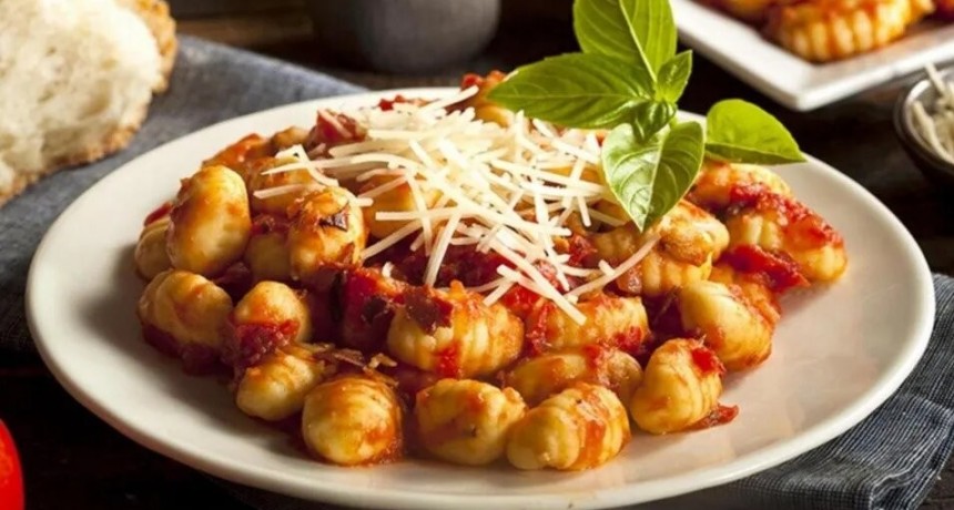 Recetas de ñoquis caseros de papa y ricota, y de 3 salsas 