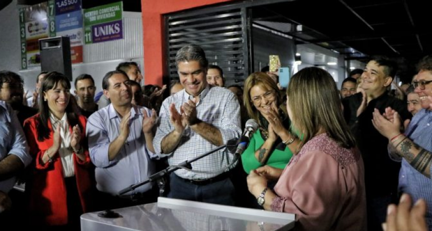 En Barranqueras, Capitanich habilitó las obras de refacción del centro comercial del barrio 500 Viviendas