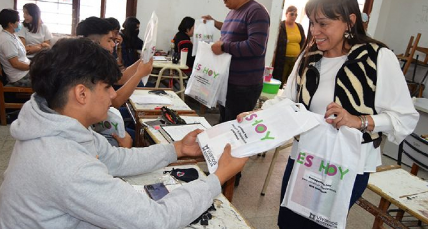 El Municipio concretó nueva entrega de 2.380 kits escolares a estudiantes de 6 escuelas secundarias