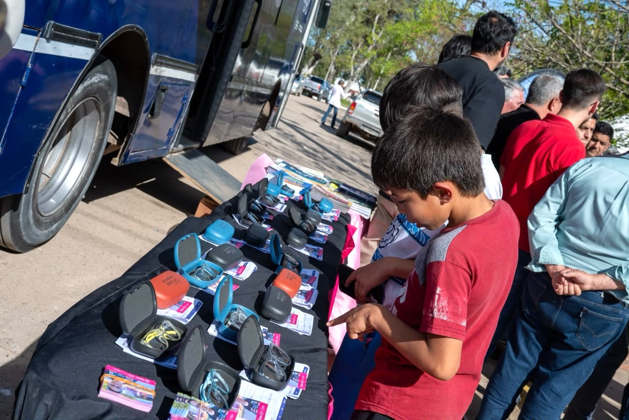 Chaco llegó a los 70 municipios con "Ver Para Ser Libres" y superó la entrega de 10.500 anteojos