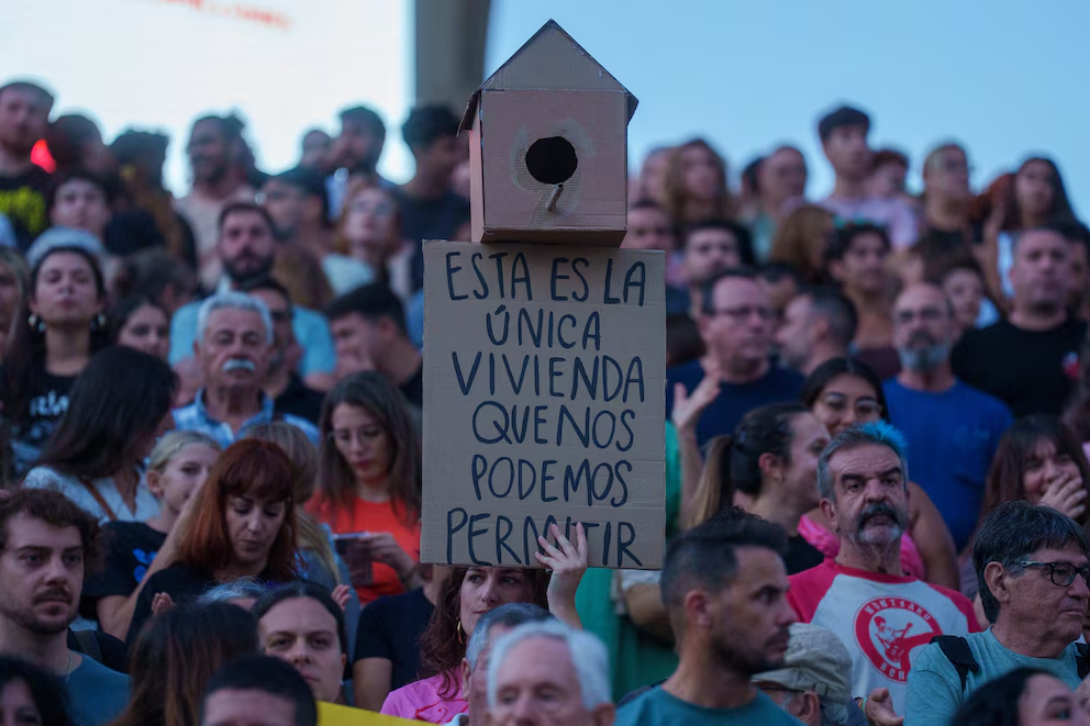 Crisis habitacional en España: el Gobierno de Pedro Sánchez prohibió los desalojos hasta 2028 y la prórroga automática de los alquileres