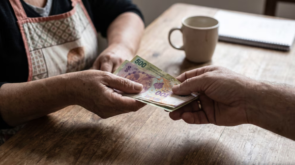 Casi 5 de cada 10 hogares con estr&eacute;s econ&oacute;mico pidieron dinero prestado para gastos corrientes