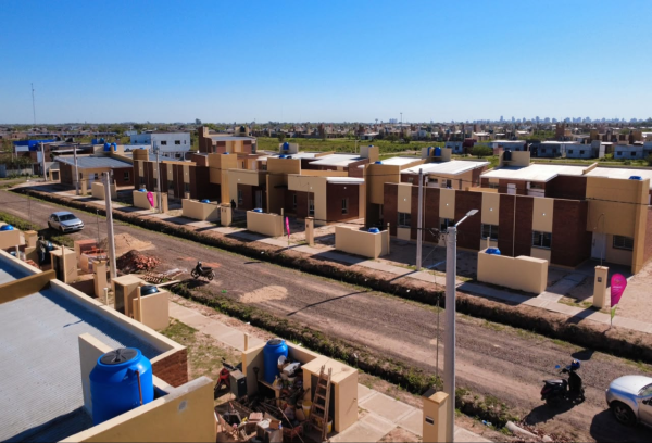 CASTELLI: el IPDUV realiza operativo de adjudicaci&oacute;n y atenci&oacute;n a familias del barrio Plan 216