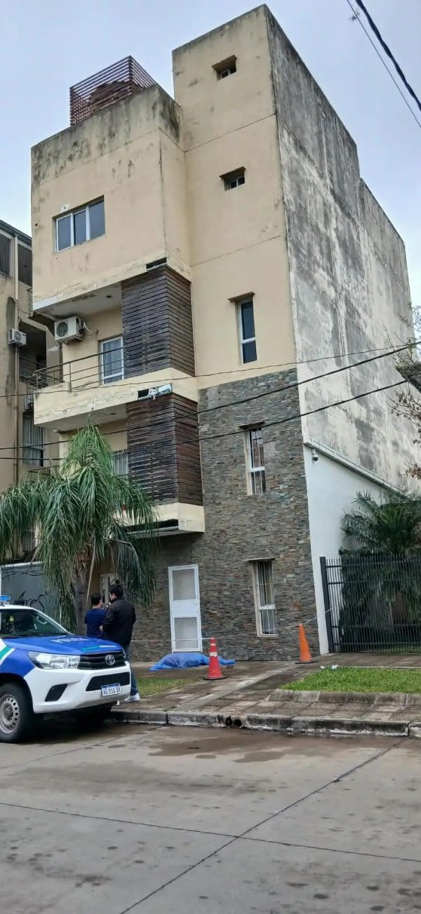 Resistencia: una mujer fue hallada muerta en la vereda del edificio Ares