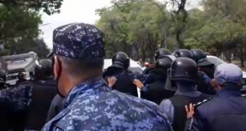 Desalojaron con gas pimienta a manifestantes apostados frente a Casa de Gobierno