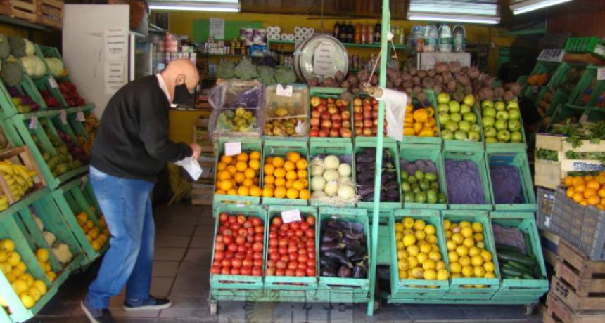 Abundan las frutas en verdulerías, pero es bajo el consumo