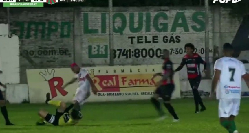 Brutal agresión de un jugador a un árbitro en Brasil
