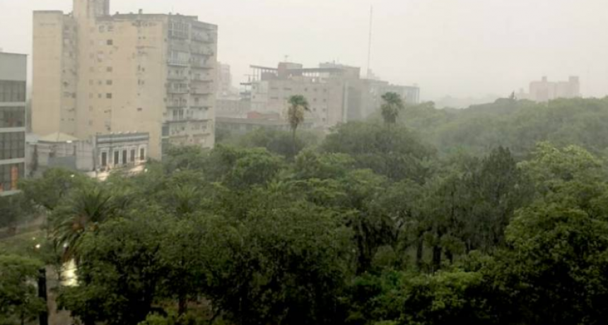 Viernes con pronóstico de lluvias aisladas, fuertes vientos y descenso de la temperatura