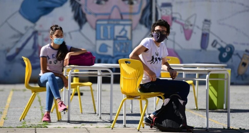 Más cerca de liberar el uso de barbijo al aire libre y en los recreos escolares
