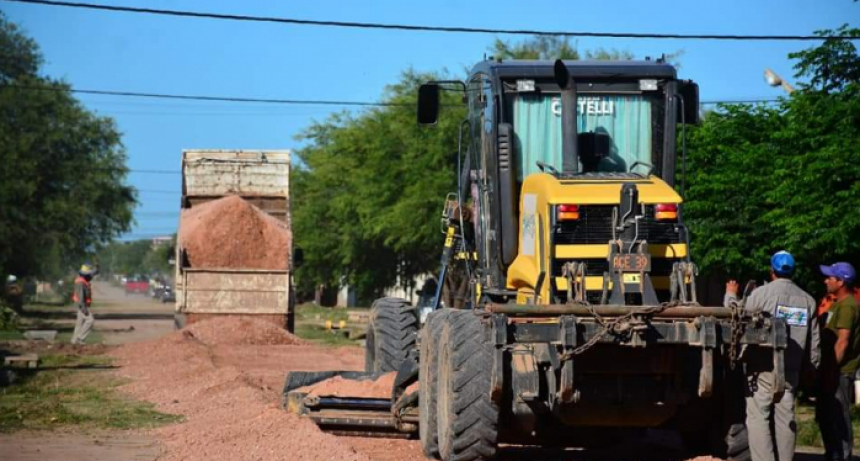 Continúa el enripiado de calles en los barrios de Castelli