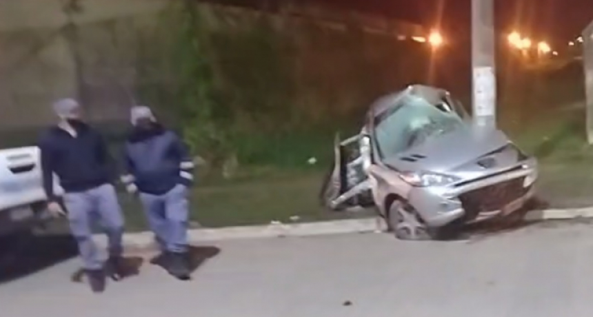 Resistencia: chocó contra un poste y quedó atrapado en el auto