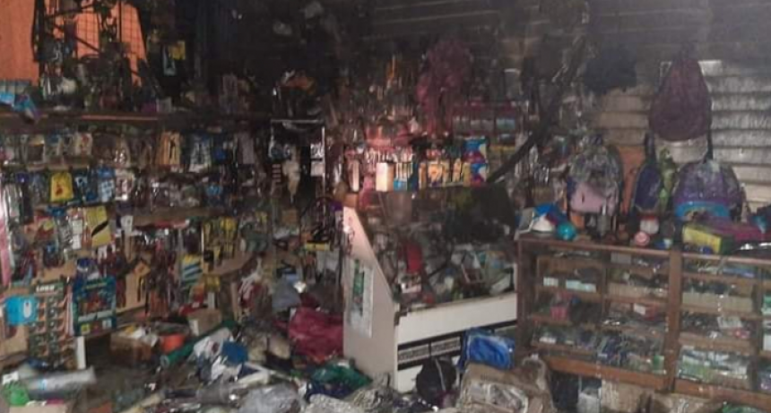 Terrible incendio destruyó un conocido comercio en Tres Isletas
