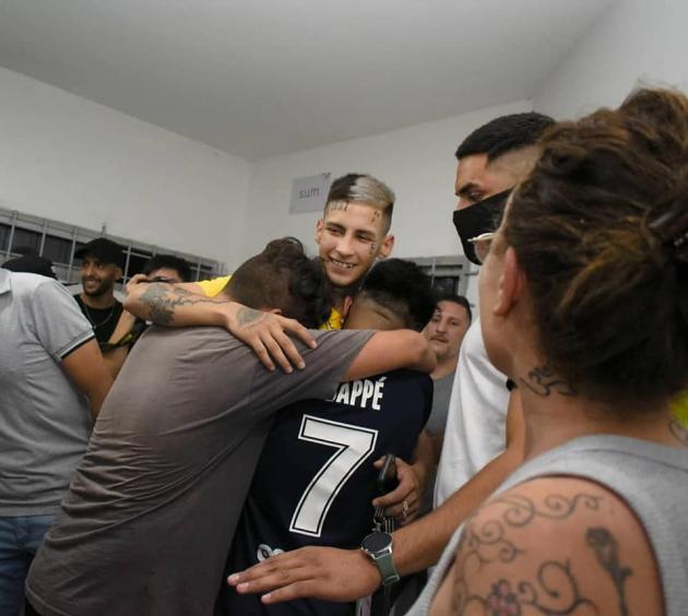 L-Gante visitó un hogar de niños y adolescentes, horas antes de dar su show