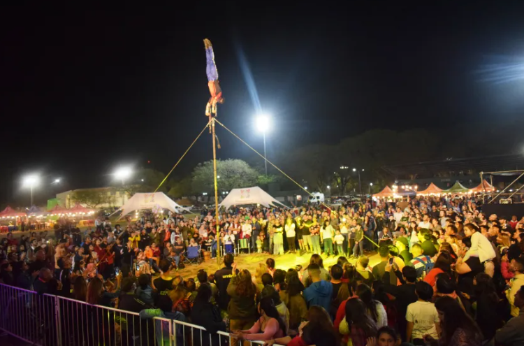 El Municipio de Resistencia arrancó el festejo por Karaí Octubre con la actuación de Los Alonsitos
