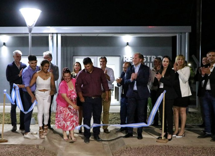 En La Verde, Jorge Capitanich habilitó el nuevo Registro Civil e inauguró más cuadras de pavimento