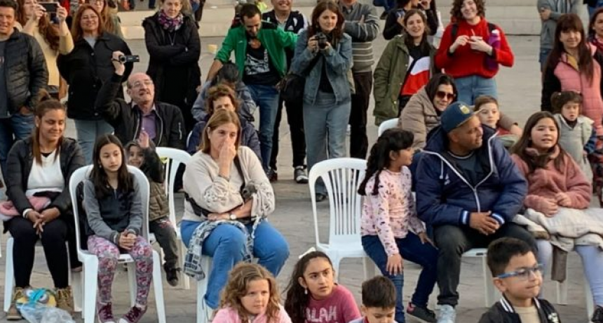 Salud realizó un festival comunitario en Plaza España en conmemoración del Día de la Salud Mental