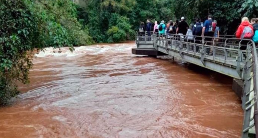 Por suba del Iguazú de 11 a 21 metros en dos días, Cataratas estará cerrado por tiempo indeterminado