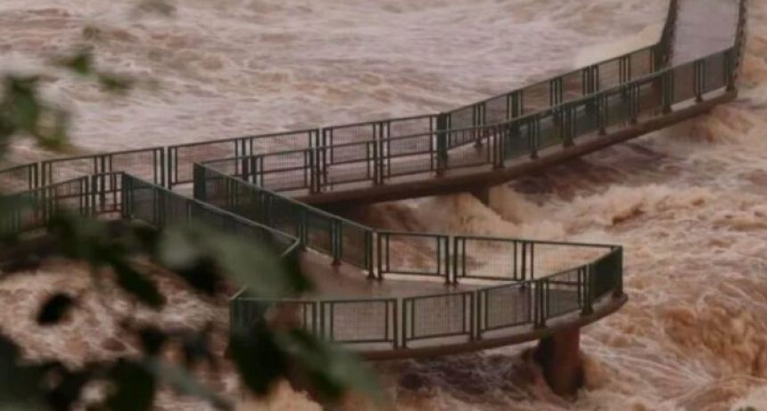 Cataratas del Iguazú: la creciente arrastró la pasarela de la Garganta del Diablo