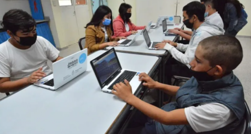 El Gobierno anunció que entregará notebooks a todos los estudiantes chaqueños: 