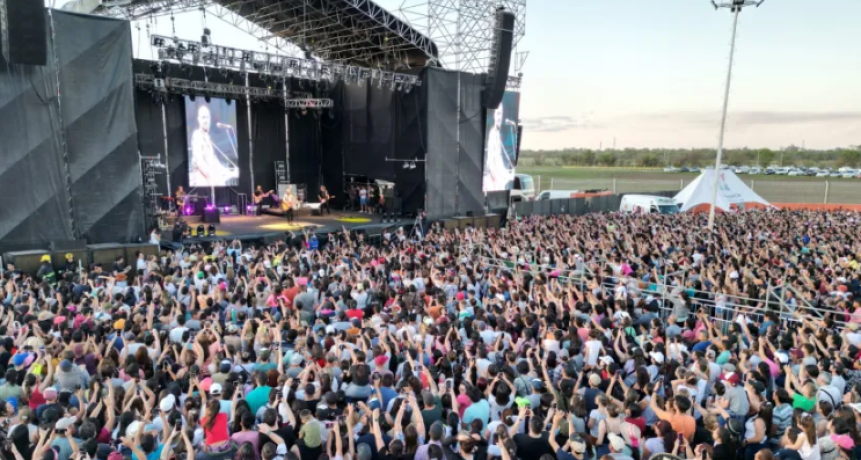 El Municipio presentó a Abel Pintos en un show gratuito que hizo vibrar a miles de personas