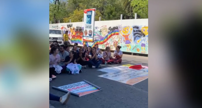 Médicos residentes encabezaron una protesta por mejoras salariales frente a Casa de Gobierno y fueron desalojados de la calle