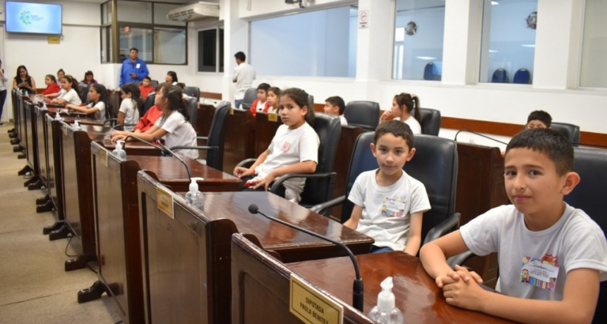 La Escuela Nº1001 de Villa Ángela visitó la Legislatura