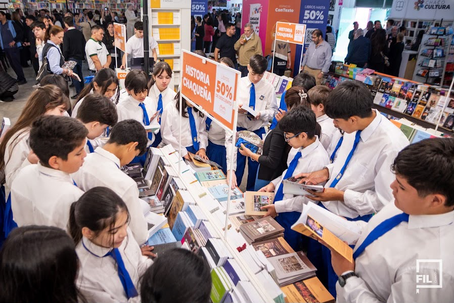 El Domo del Centenario se llenó de historias: comenzó la Feria del Libro con grandes autores y hasta 50% de descuento