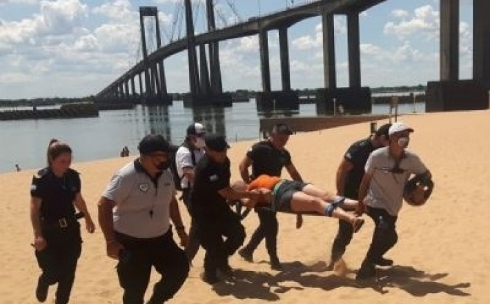 Rescataron a una mujer que se ahogaba en el Paraná tras atravesar las boyas de seguridad