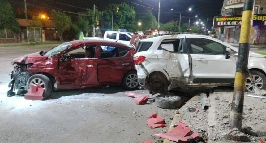 Venía a toda velocidad y chocó contra una camioneta secuestrada por la Policía