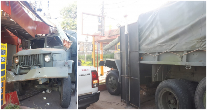 Un camión del Ejército chocó un semáforo y terminó incrustado en un comercio en Barranqueras