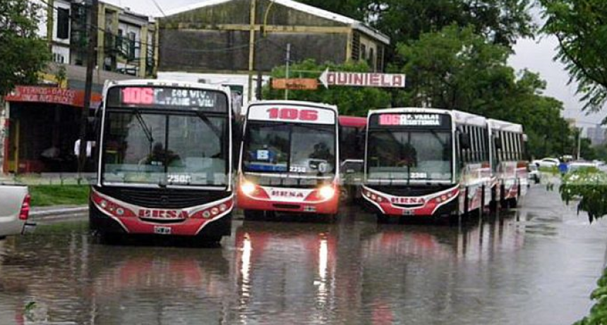 Servicio de transporte público reducido por la lluvia: los colectivos circulan con precaución