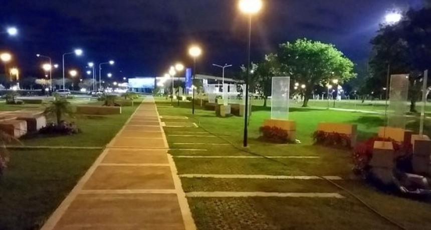 Fueron a una fiesta ecológica pero dejaron hecho un basural el Parque de la Democracia