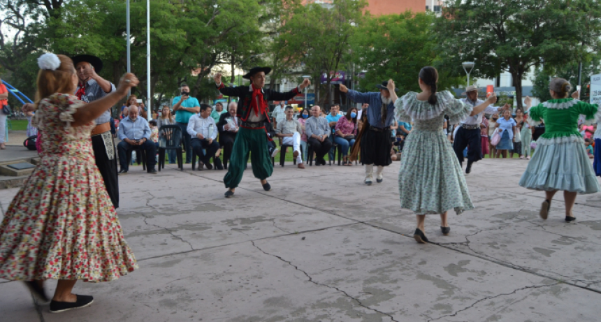 La Municipalidad de Resistencia festejó el Día de la Tradición en la plaza 25 de Mayo