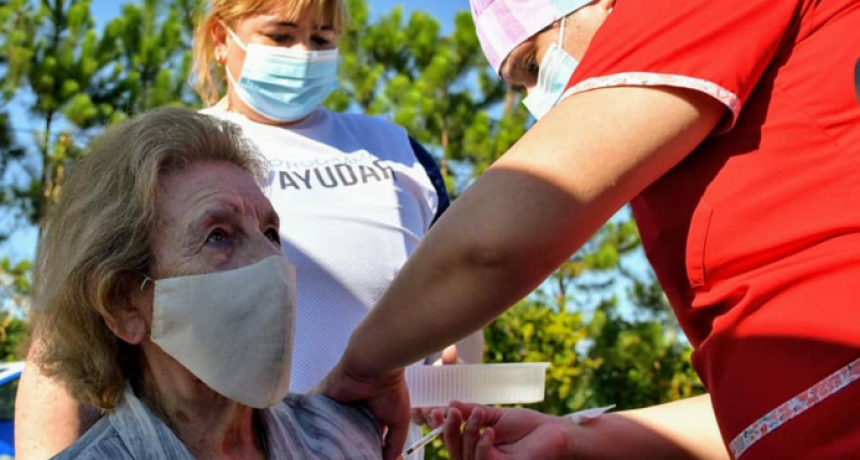 Suman dos nuevas postas de vacunación e hisopado para reforzar la atención este domingo