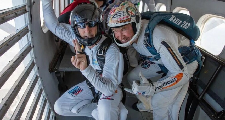 Un argentino protagonizó un récord mundial para el paracaidismo nocturno