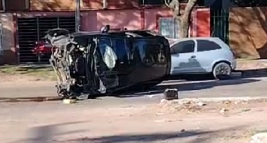 Conductora perdió el control de su auto, chocó contra un árbol y volcó