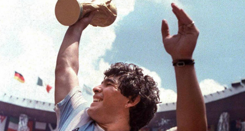 Un año sin Maradona, el hombre que desde la muerte volvió a cambiar el fútbol argentino