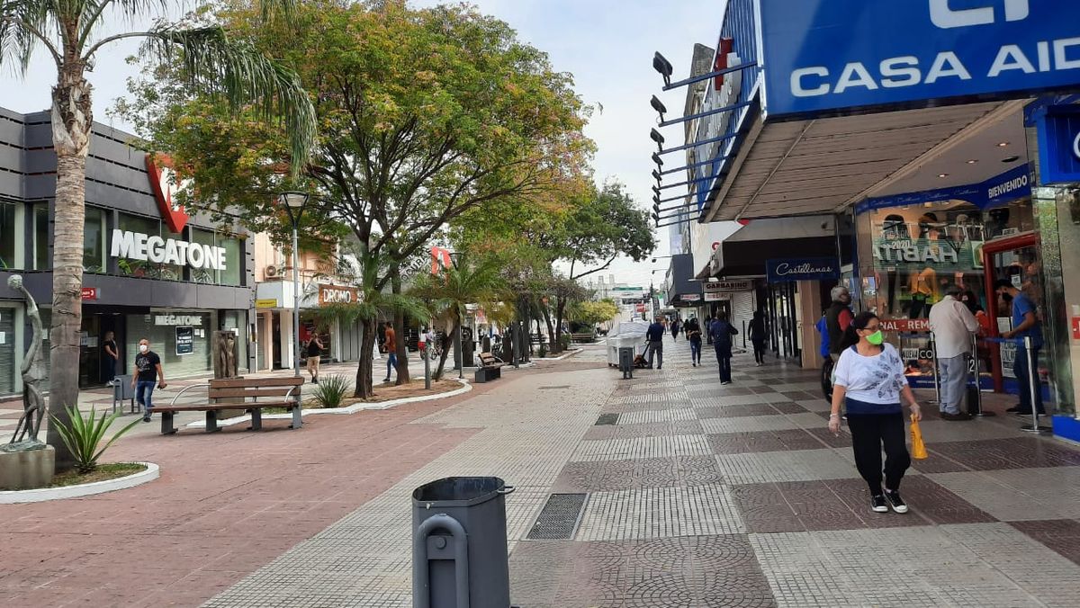 Sábado con cielo algo nublado y una máxima de 30°C