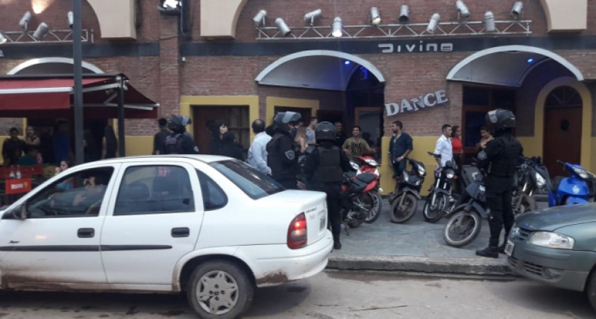 Una pelea a la salida de un boliche terminó con un herido y daños en un auto