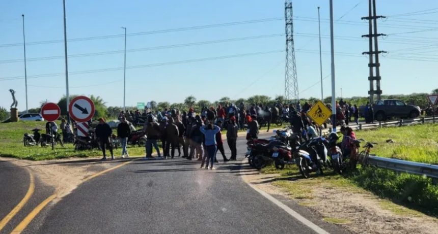 Movimientos sociales cortaron el tránsito en el acceso a Corrientes y piden una respuesta del Gobierno provincial