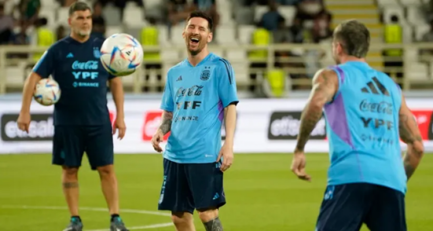 La Selección Argentina realizó un entrenamiento abierto en Abu Dhabi con Messi y otros 13 jugadores