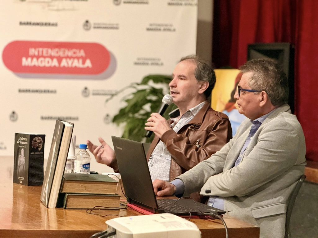Abel Ortigoza presentó el libro: El silencio de la Estatua.
