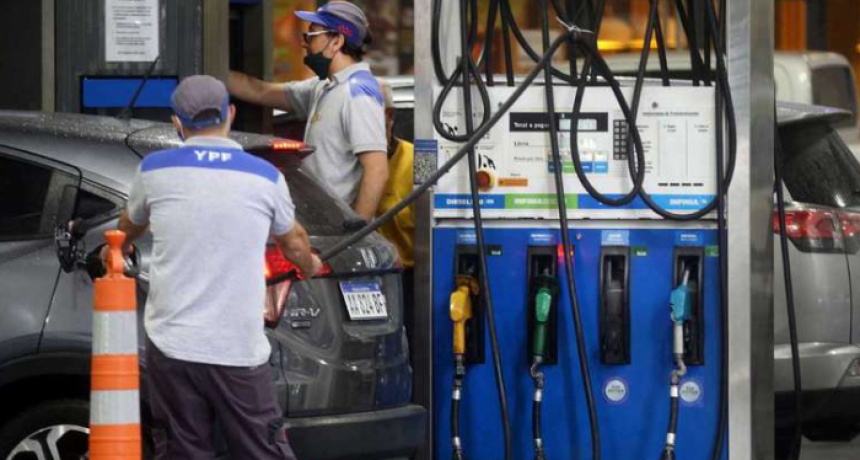 El Gobierno postergó hasta marzo el aumento de impuestos a los combustibles