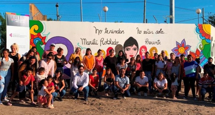 El municipio inauguró un mural y colocó un banco rojo para recordar a Marilú Robledo