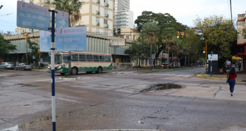 Un conductor olvidó colocar el freno de manos y terminó tapando parte de la Av. 25 de Mayo
